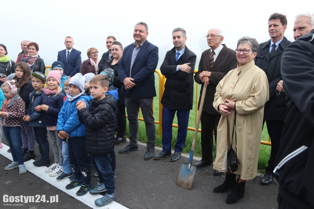 Sadzenie alei dębowej przy ścieżce do Kunowa