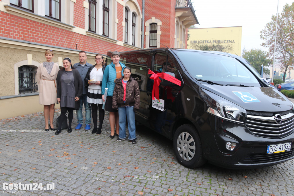 Nowe auta dla ŚDS i DPS w powiecie gostyńskim