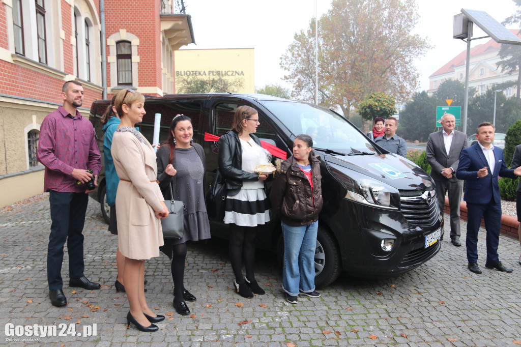 Nowe auta dla ŚDS i DPS w powiecie gostyńskim