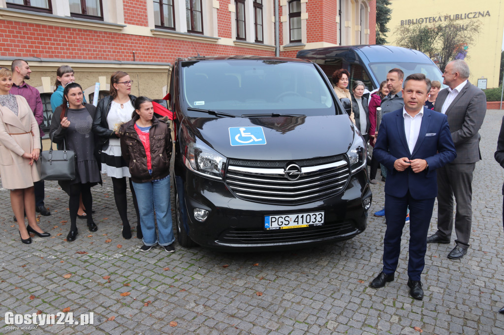 Nowe auta dla ŚDS i DPS w powiecie gostyńskim