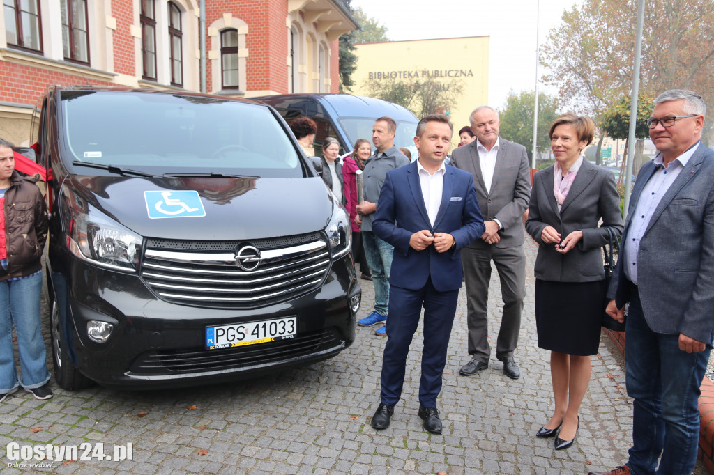 Nowe auta dla ŚDS i DPS w powiecie gostyńskim