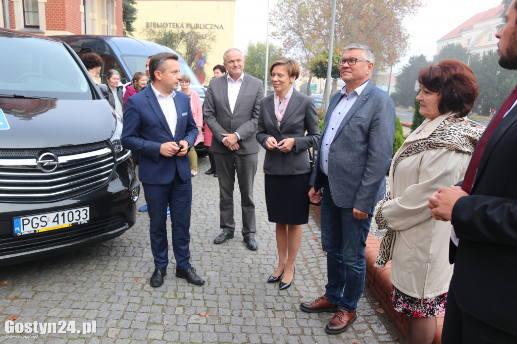 Nowe auta dla ŚDS i DPS w powiecie gostyńskim