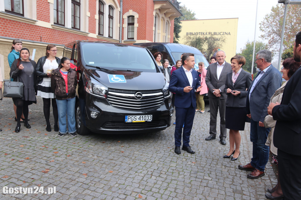 Nowe auta dla ŚDS i DPS w powiecie gostyńskim