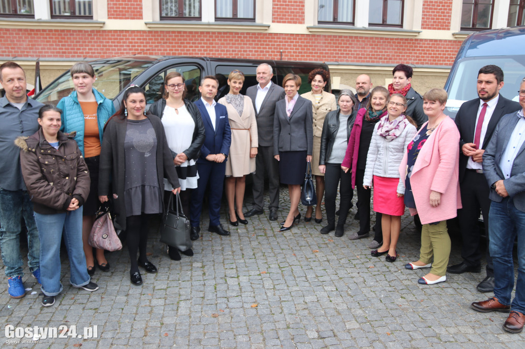 Nowe auta dla ŚDS i DPS w powiecie gostyńskim