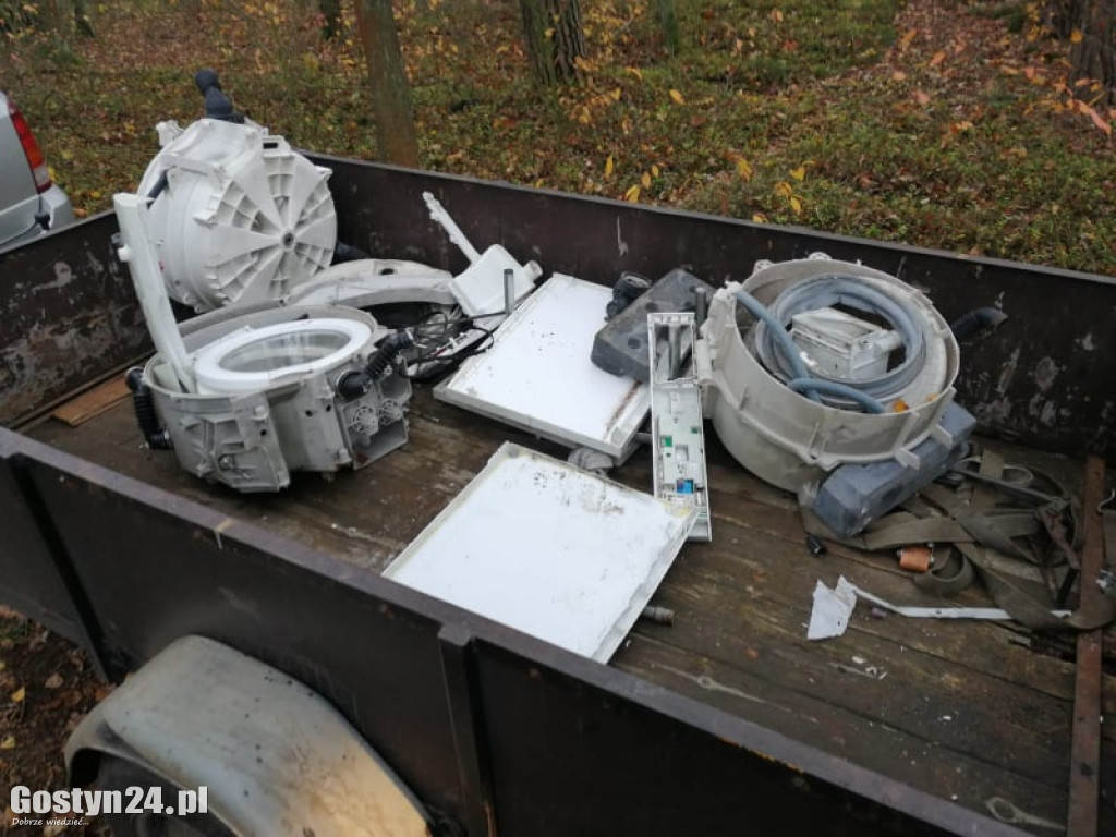 21-latek przyłapany na wyrzucaniu śmieci