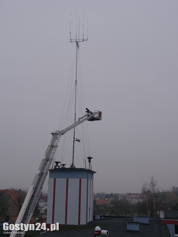 Specjalny podnośnik przyjechał do komendy