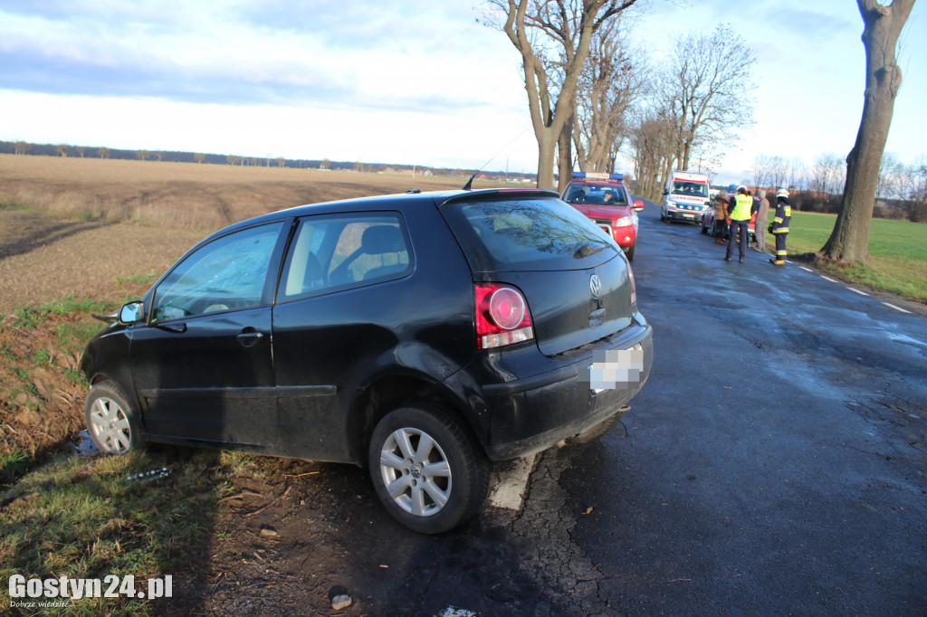 Auto uderzyło w drzewo na trasie Pępowo-Siedlec