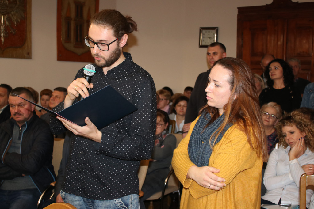 Rodzice na sesji przeciw likwidacji szkół