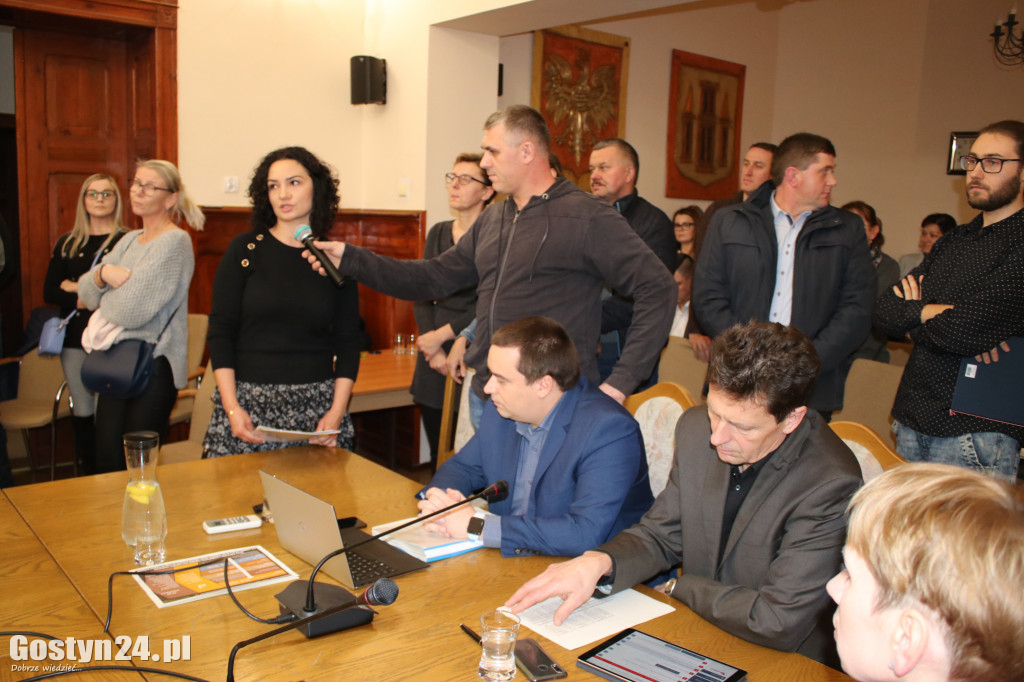 Rodzice na sesji przeciw likwidacji szkół