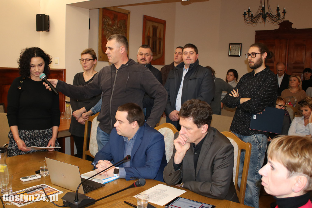 Rodzice na sesji przeciw likwidacji szkół