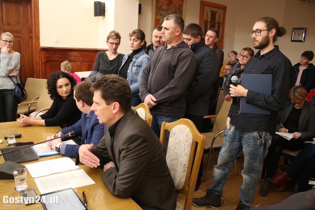 Rodzice na sesji przeciw likwidacji szkół