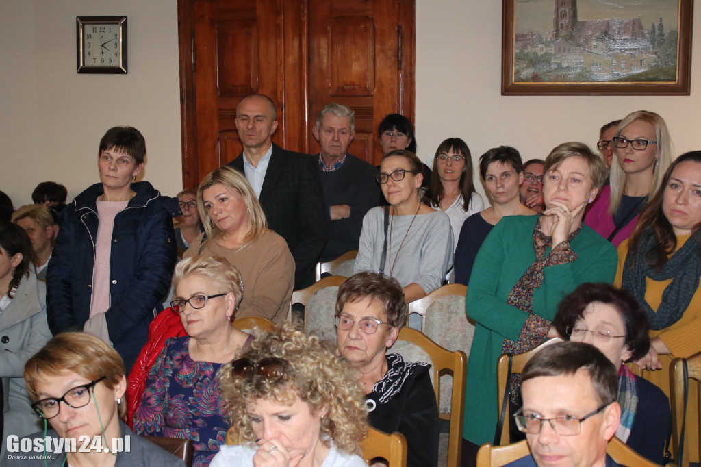 Rodzice na sesji przeciw likwidacji szkół