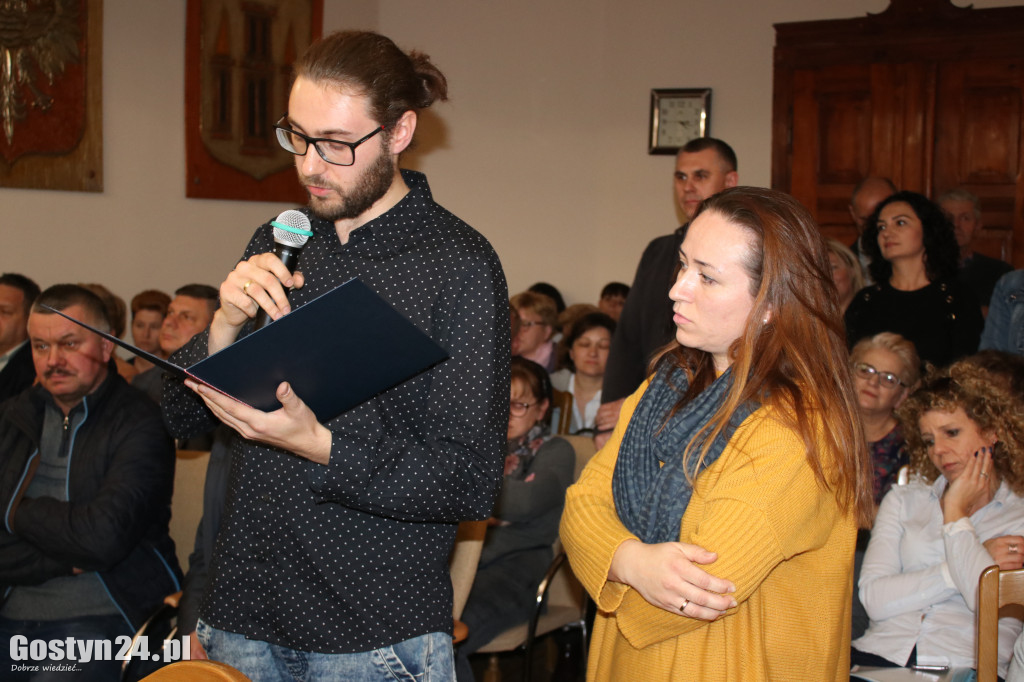 Rodzice na sesji przeciw likwidacji szkół