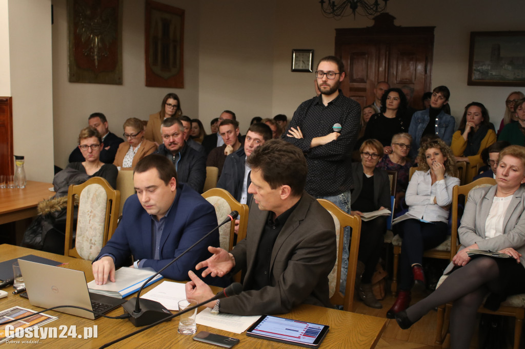 Rodzice na sesji przeciw likwidacji szkół