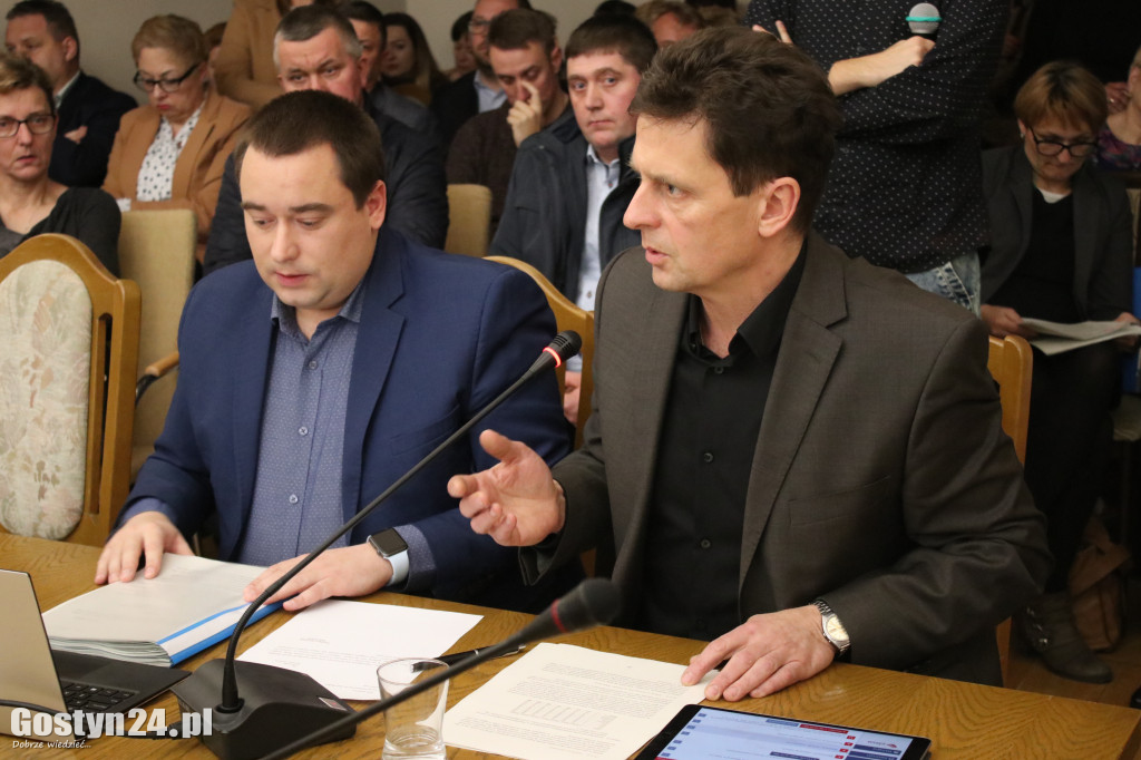 Rodzice na sesji przeciw likwidacji szkół
