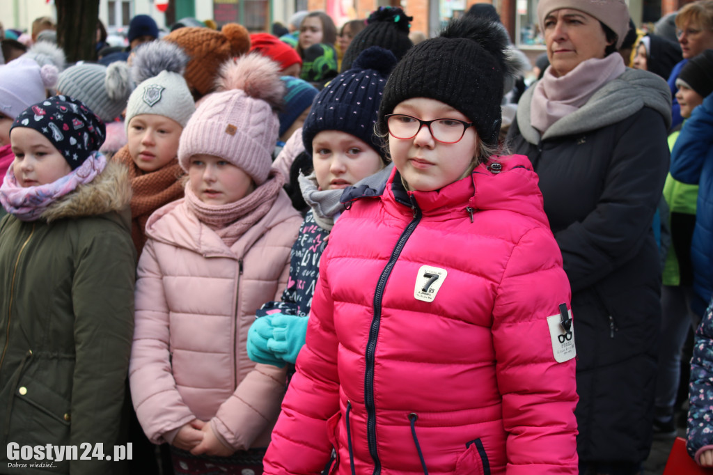 Ubieranie choinki na ponieckim rynku