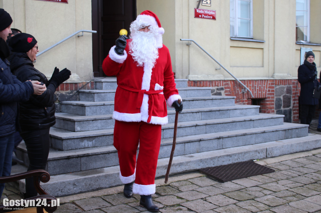 Ubieranie choinki na ponieckim rynku