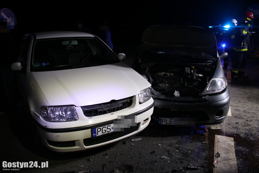Zderzenie osobówek za Golą w kierunku Leszna