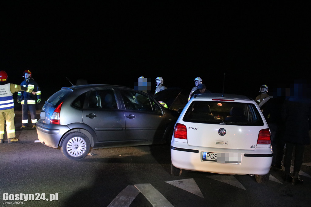 Zderzenie osobówek za Golą w kierunku Leszna