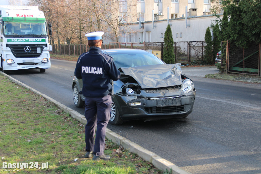 Karambol z udziałem powiatowego fiata