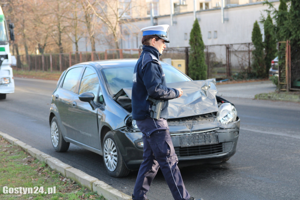 Karambol z udziałem powiatowego fiata