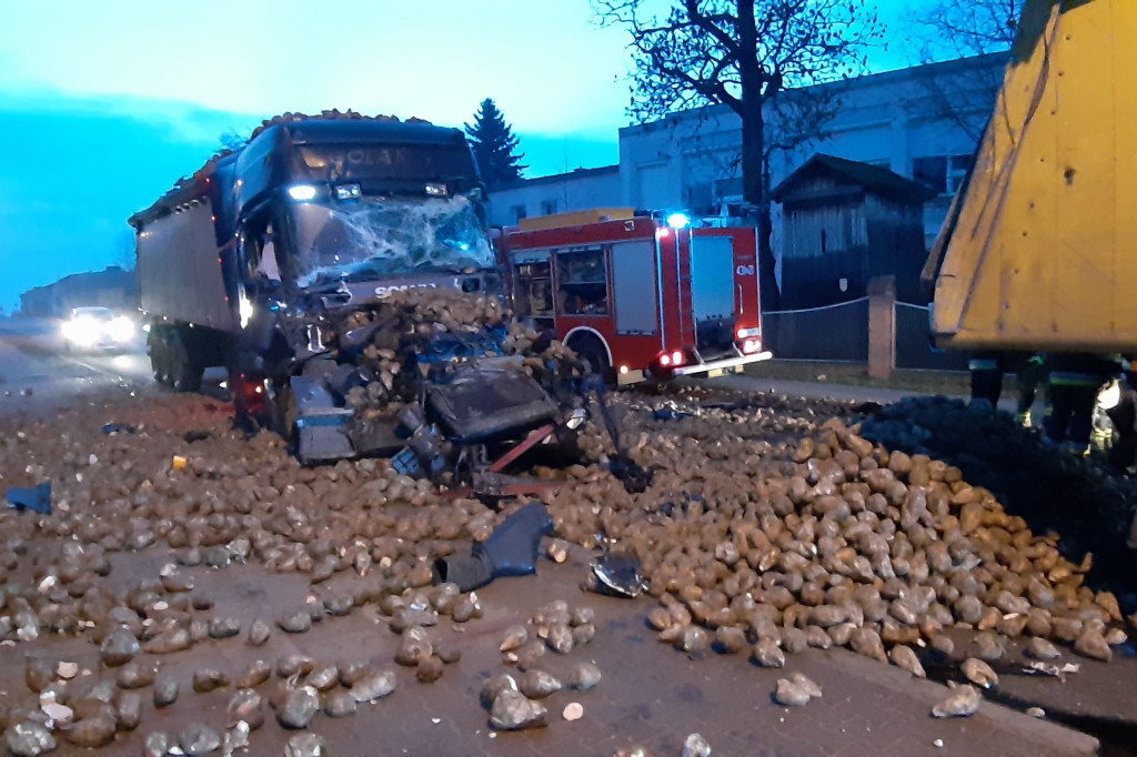Poranne zderzenie dwóch ciężarówek w Grabonogu