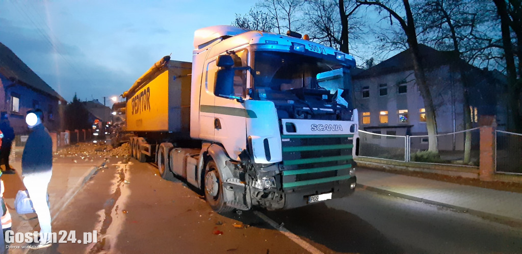 Poranne zderzenie dwóch ciężarówek w Grabonogu