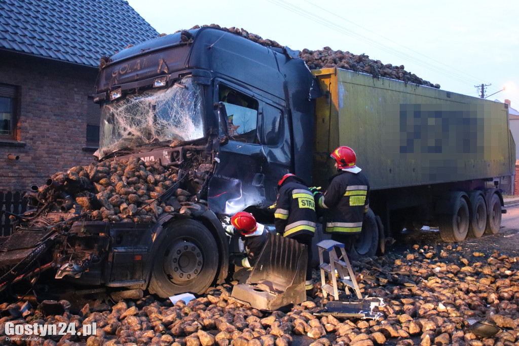 Zderzenie dwóch ciężarówek w Grabonogu