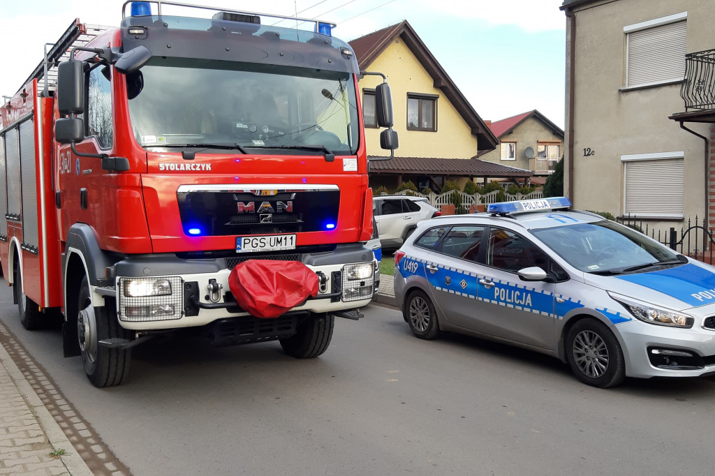 Zderzenie dwóch samochodów i motocykla