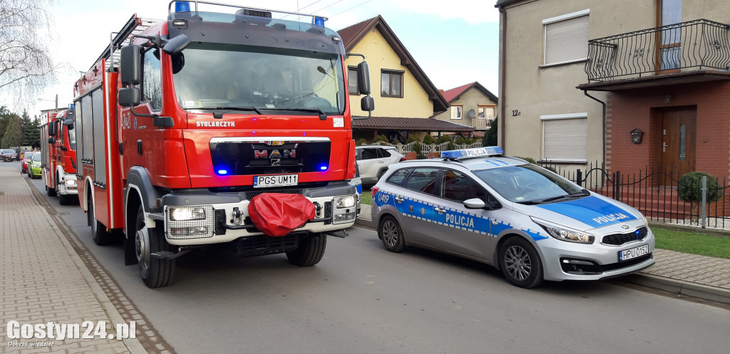 Zderzenie dwóch samochodów i motocykla
