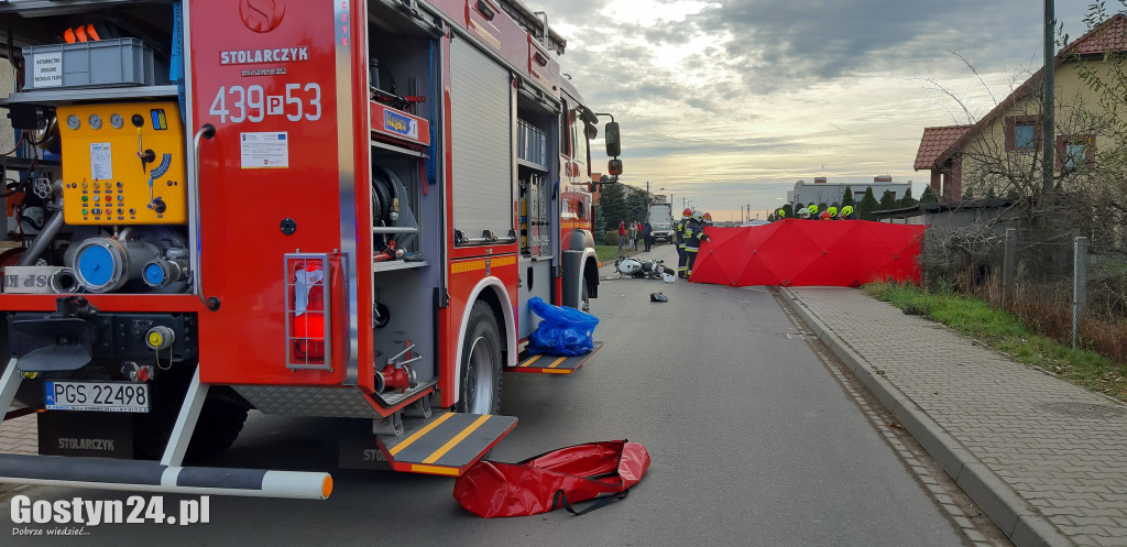 Zderzenie dwóch samochodów i motocykla