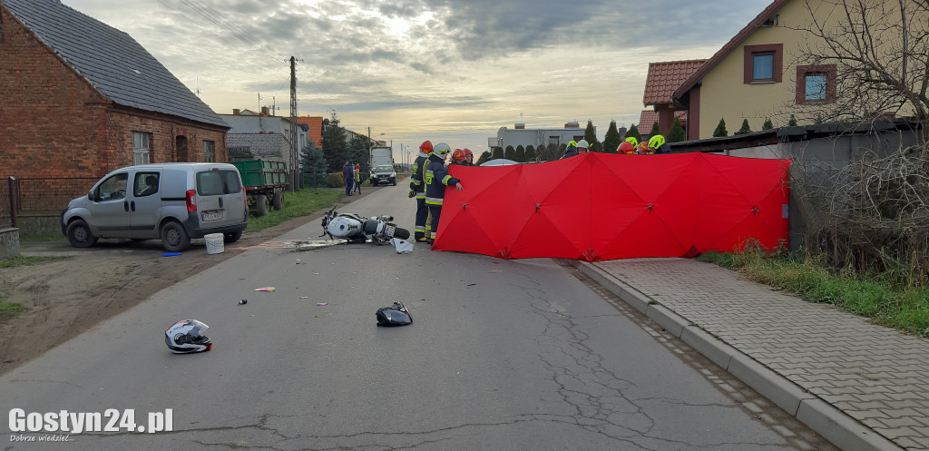 Zderzenie dwóch samochodów i motocykla