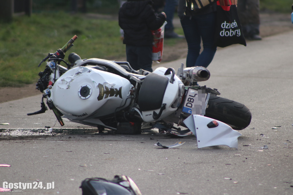 Zderzenie dwóch samochodów i motocykla