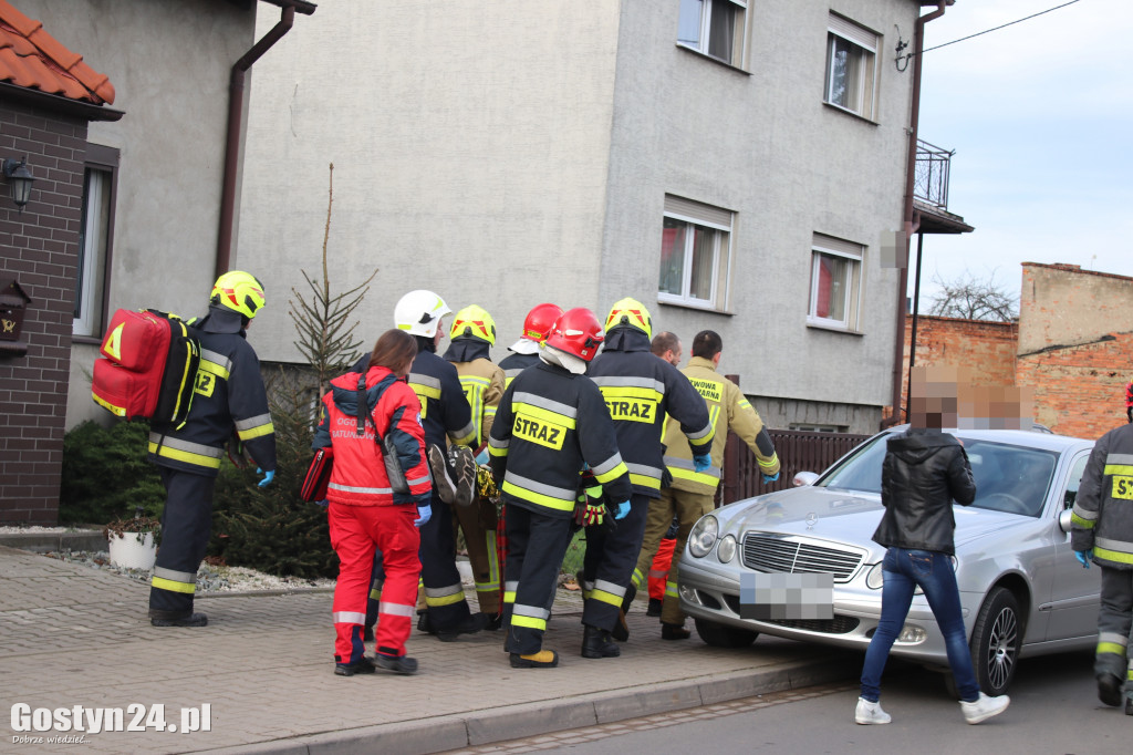 Zderzenie dwóch samochodów i motocykla