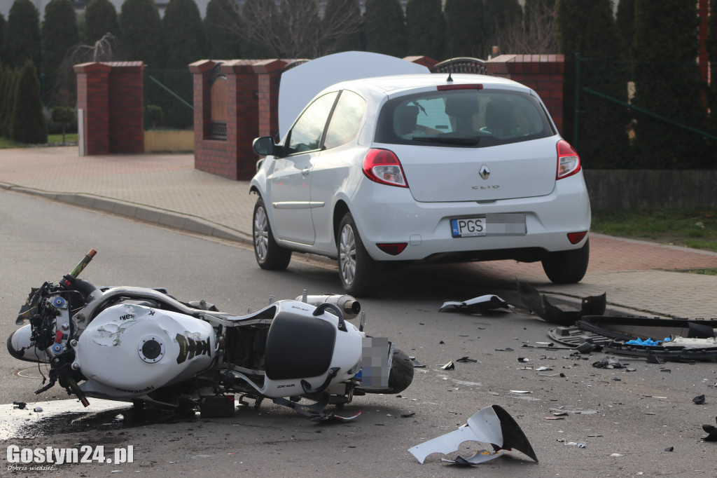 Zderzenie dwóch samochodów i motocykla