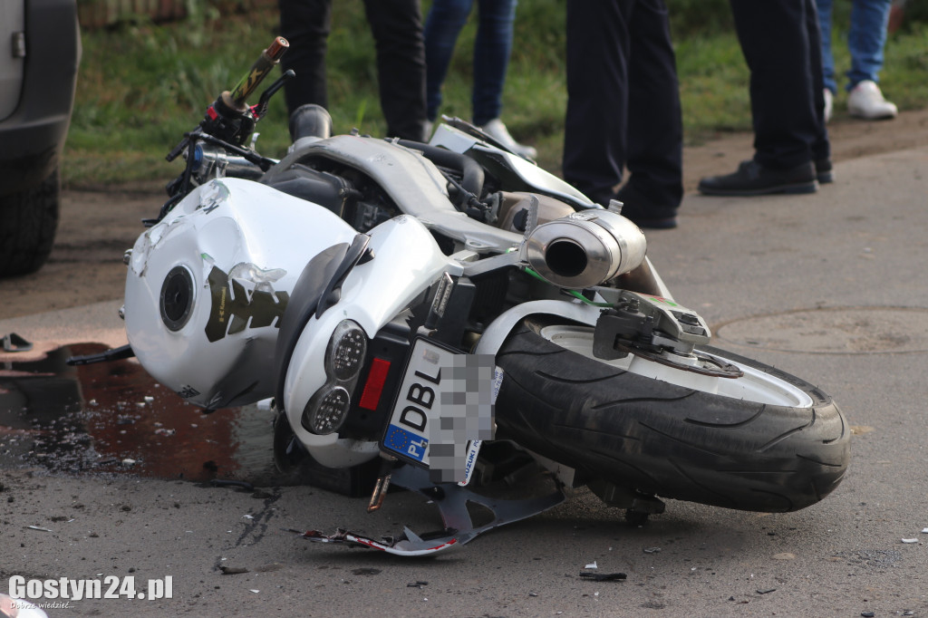 Zderzenie dwóch samochodów i motocykla
