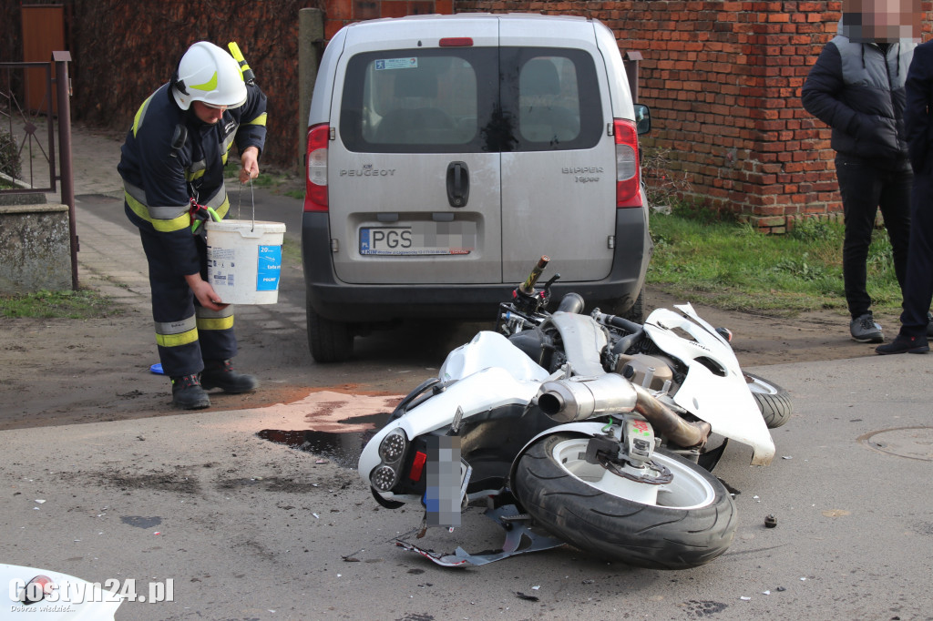 Zderzenie dwóch samochodów i motocykla