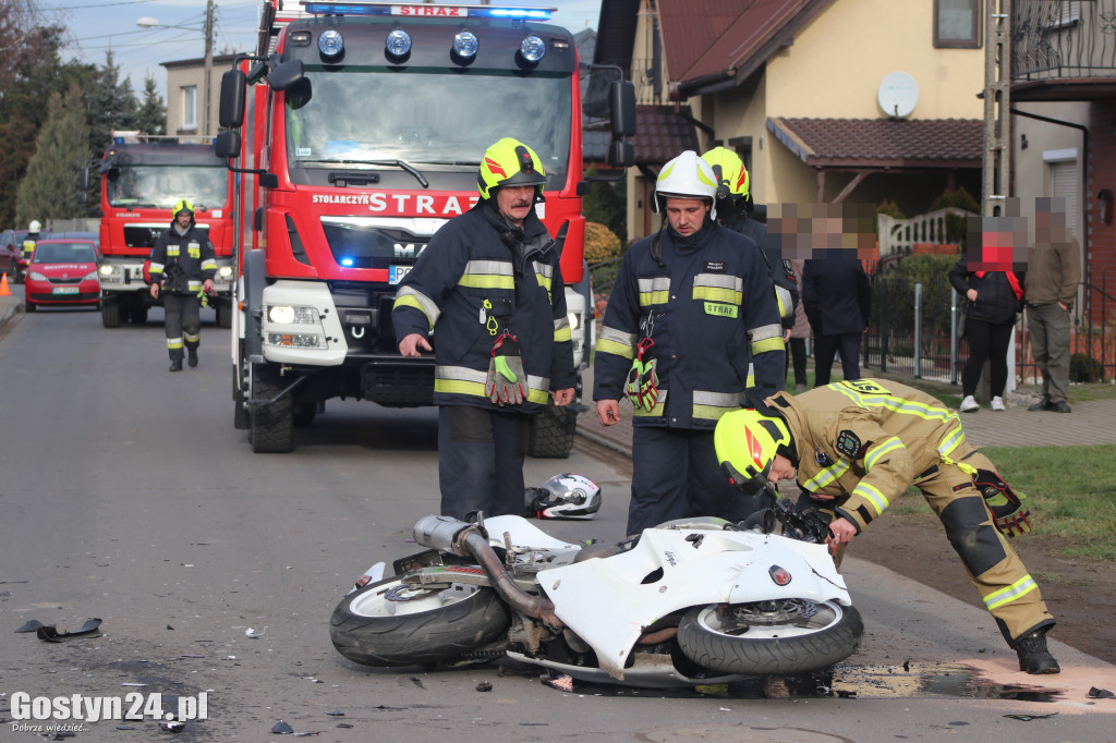 Zderzenie dwóch samochodów i motocykla