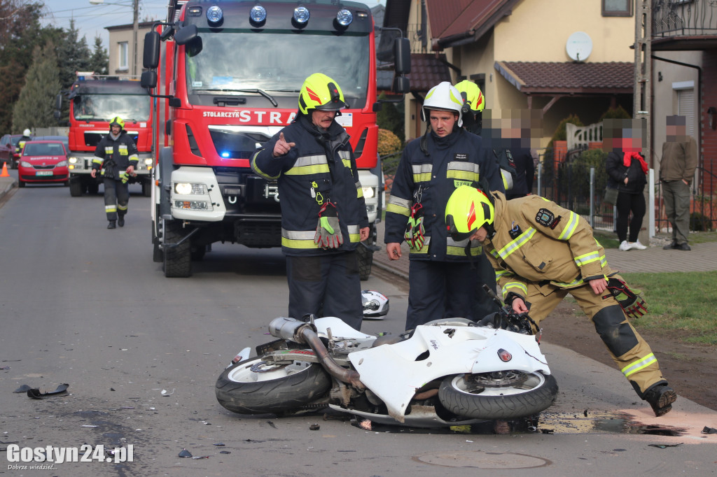 Zderzenie dwóch samochodów i motocykla