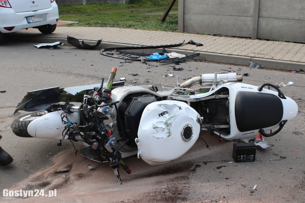 Zderzenie dwóch samochodów i motocykla