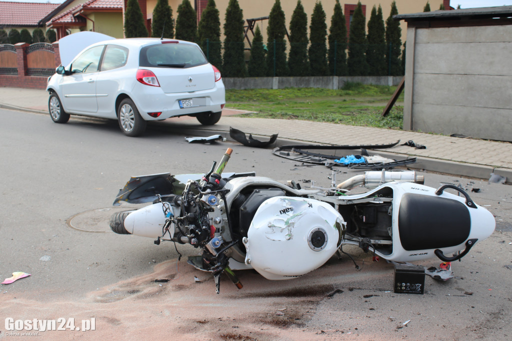 Zderzenie dwóch samochodów i motocykla