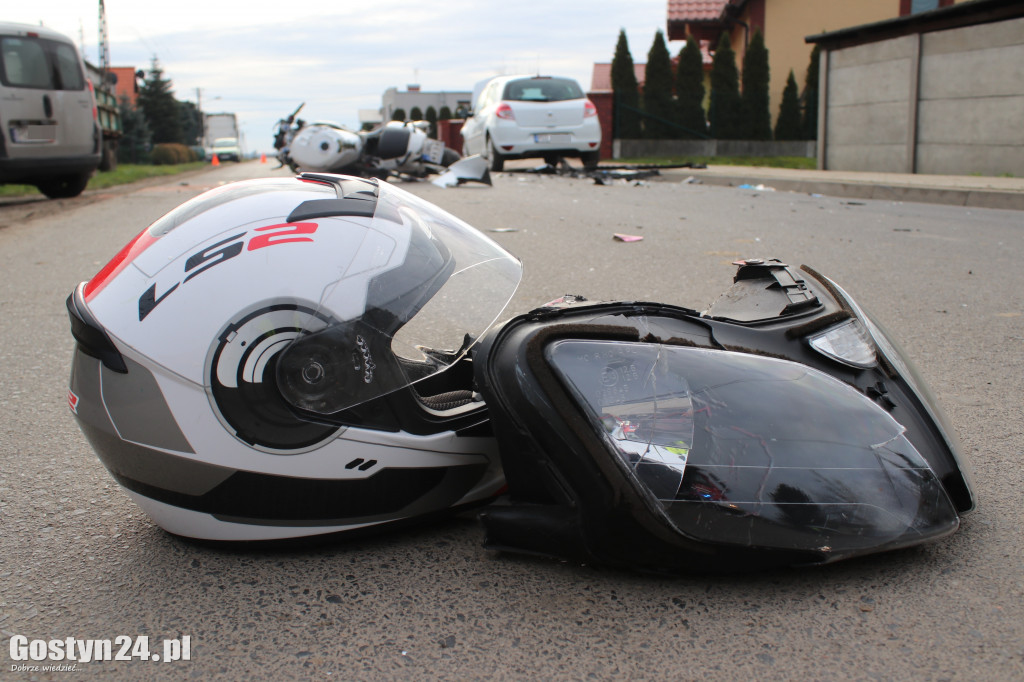 Zderzenie dwóch samochodów i motocykla
