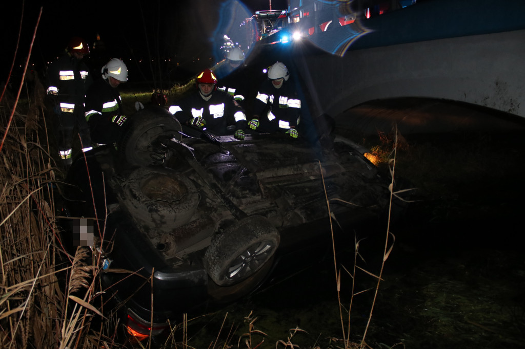 Auto dachowało w kanale na trasie Gostyń-Grabonóg