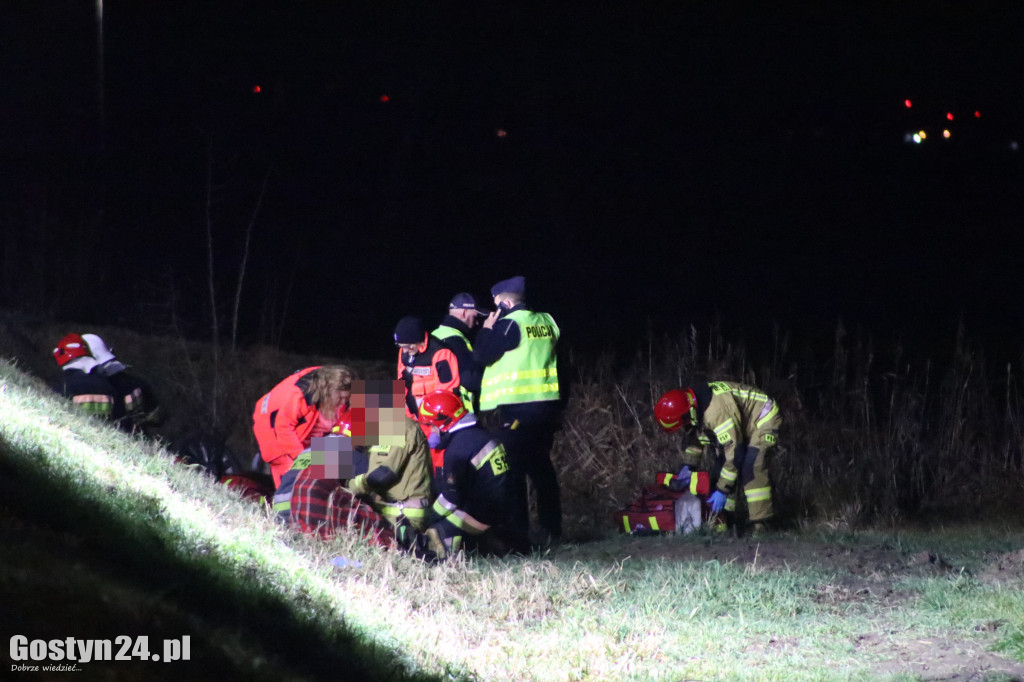 Auto dachowało w kanale na trasie Gostyń-Grabonóg