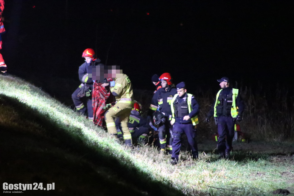 Auto dachowało w kanale na trasie Gostyń-Grabonóg