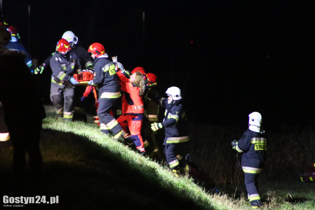 Auto dachowało w kanale na trasie Gostyń-Grabonóg