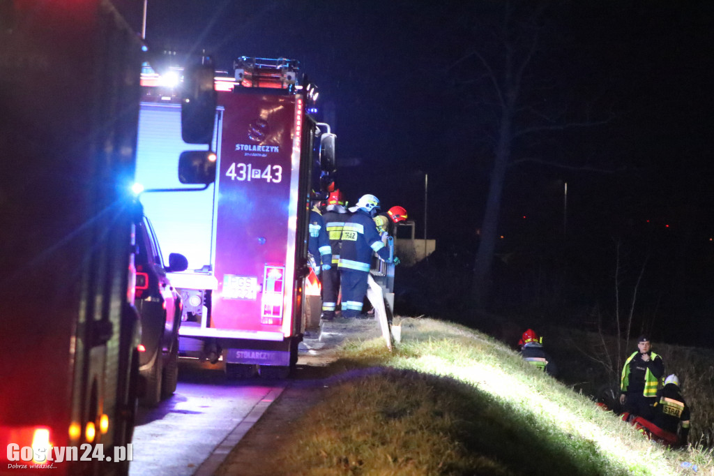 Auto dachowało w kanale na trasie Gostyń-Grabonóg
