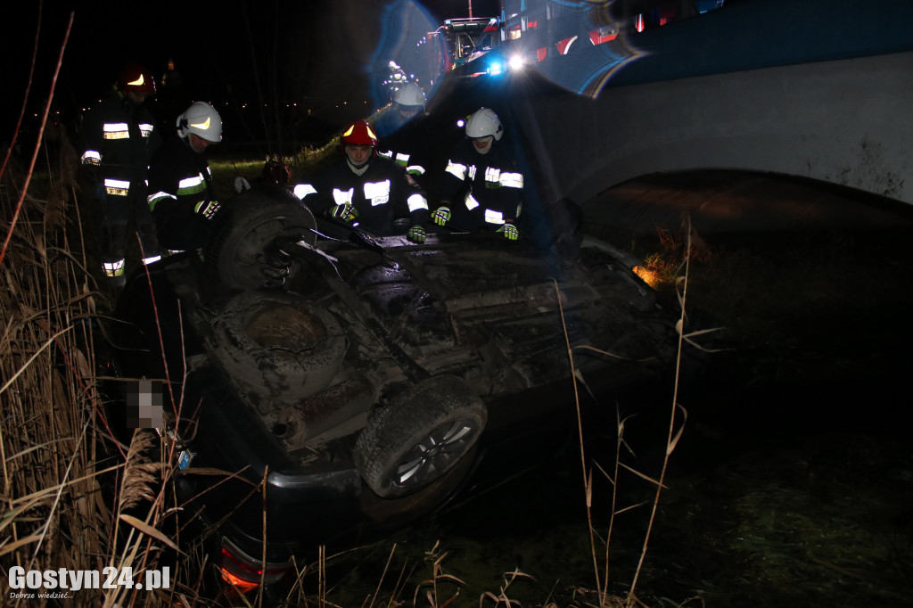 Auto dachowało w kanale na trasie Gostyń-Grabonóg