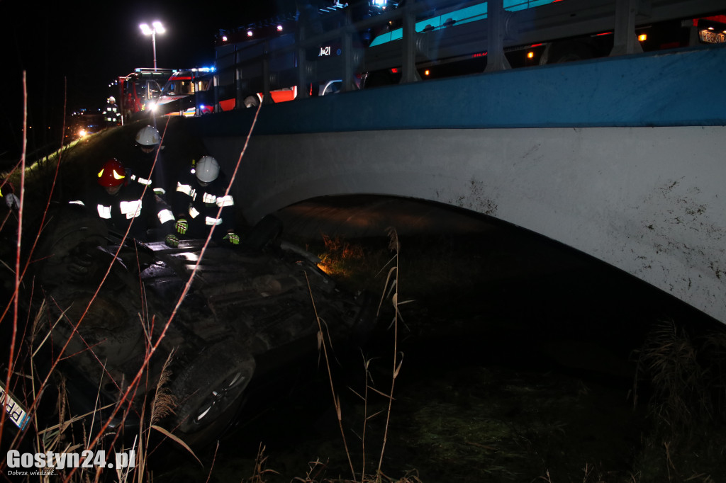 Auto dachowało w kanale na trasie Gostyń-Grabonóg