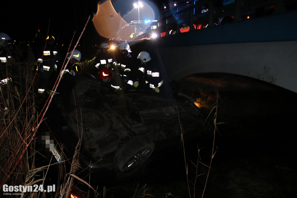 Auto dachowało w kanale na trasie Gostyń-Grabonóg